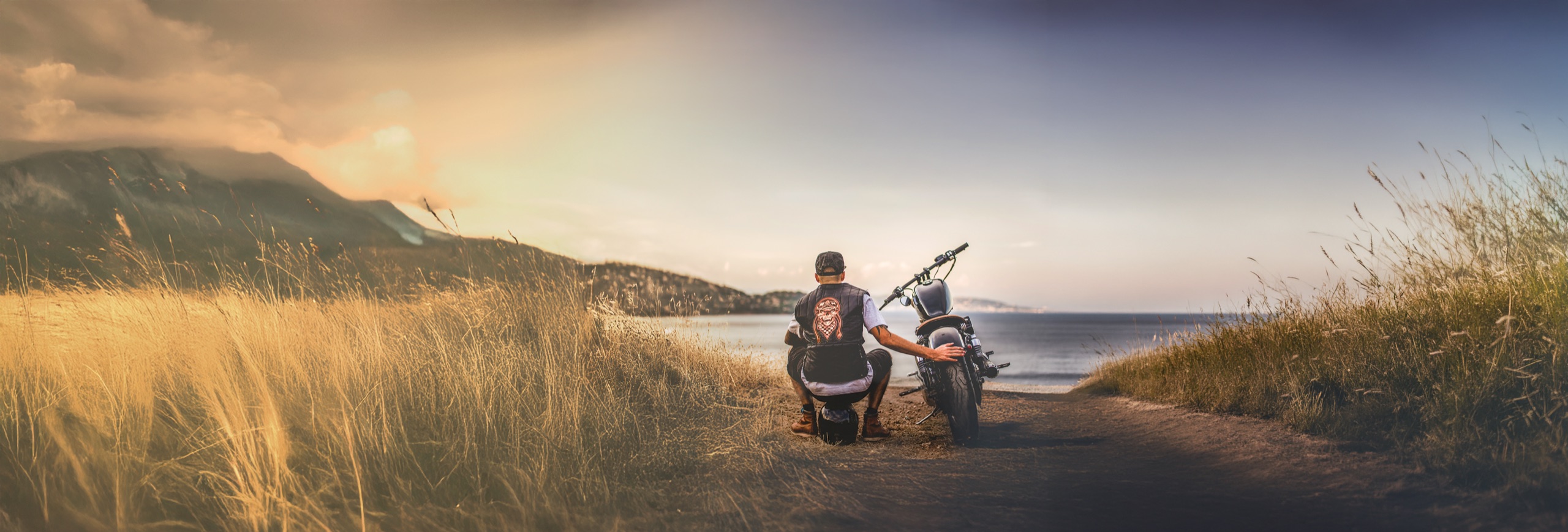 Biker mit seiner Harley-Davidson am Meer